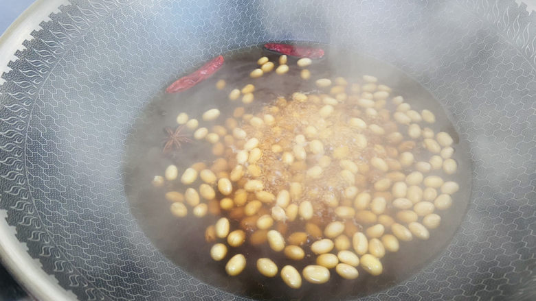 酱黄豆,大火烧开转中小火焖煮三十分钟