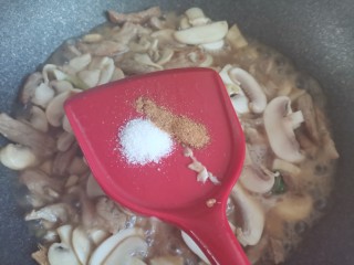 炒口蘑,加入适量的盐，五香粉翻炒均匀