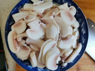 炒口蘑,口蘑洗干净切片