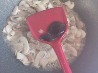 炒口蘑,加入2勺蚝油翻炒均匀