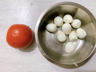 茄汁鹌鹑蛋,主要食材如图所示示意，番茄一颗、鹌鹑蛋适量。