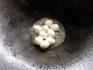 茄汁鹌鹑蛋,将鹌鹑蛋提前水煮至成熟，然后剥壳，加入到油锅中