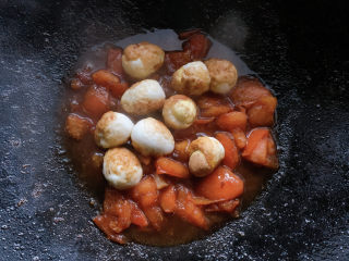 茄汁鹌鹑蛋,加入鹌鹑蛋，沸腾烧制1分钟出锅