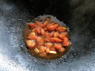 茄汁鹌鹑蛋,然后以及适量清水，煮至番茄变软