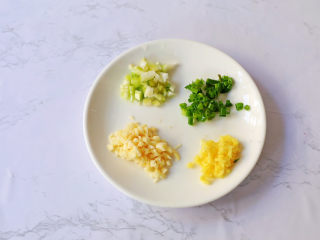 白菜粉丝汤,蒜切末，姜切末，葱切葱花，分出葱白和葱青