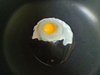 白菜粉丝汤,打入一个鸡蛋，煎至两面金黄