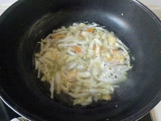 白菜粉丝汤,加入适量清水煮开