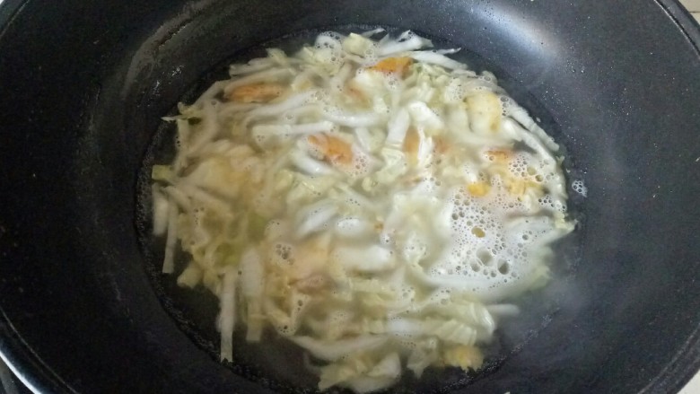 白菜粉丝汤,加入适量清水煮开