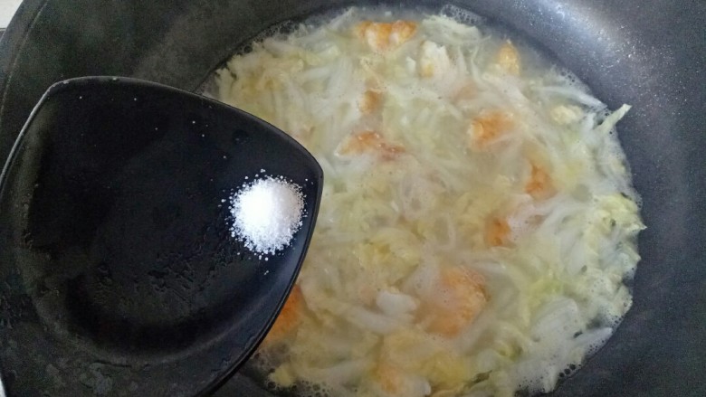 白菜粉丝汤,加入适量盐调味