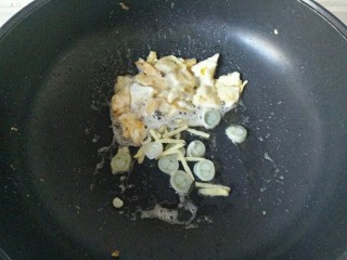 白菜粉丝汤,把鸡蛋铲成小块，放入葱花姜丝煸炒出香味