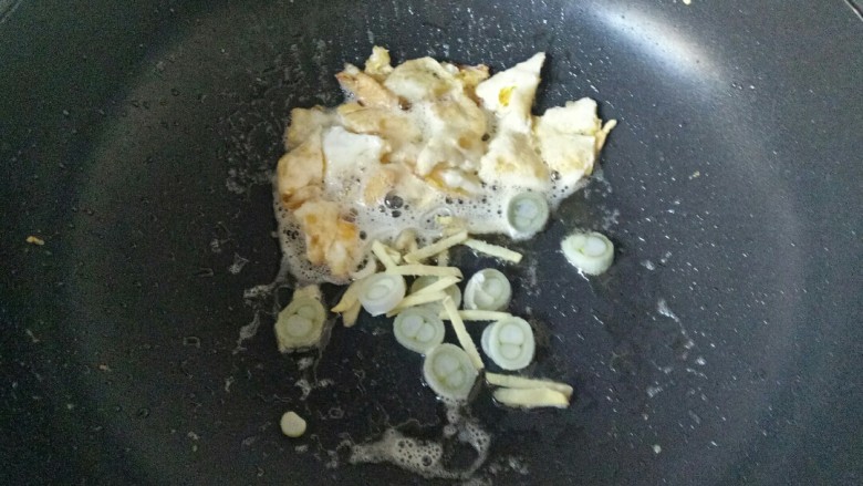 白菜粉丝汤,把鸡蛋铲成小块，放入葱花姜丝煸炒出香味