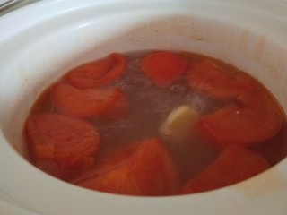 番茄火锅,熬制好的番茄骨汤。