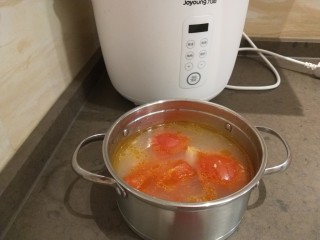 番茄火锅,把番茄骨汤倒入锅中。