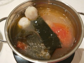 番茄火锅,加入海带，鱼丸。