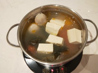番茄火锅,豆腐先煮。