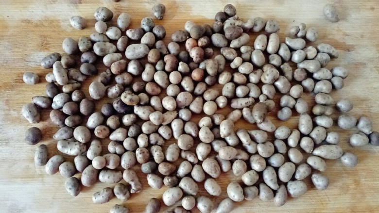 糖霜山药豆,蒸熟的山药豆到在菜板上晾凉