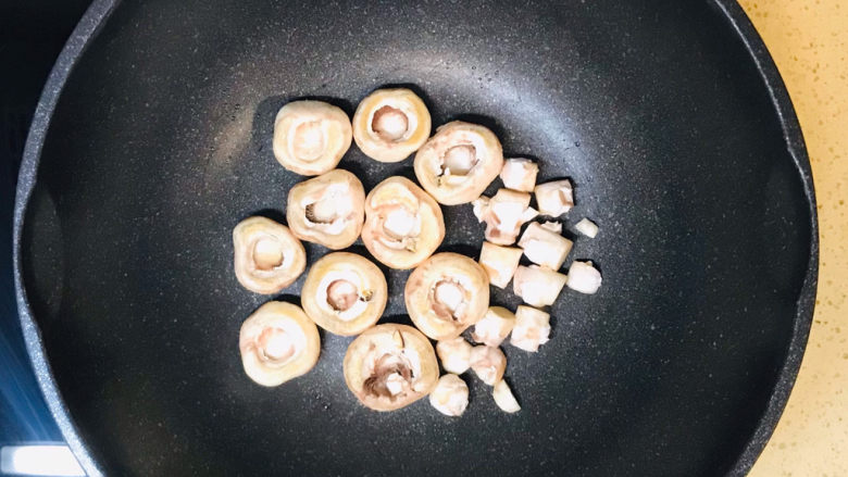 口蘑汤,一直煎至口蘑变色，加入口蘑的根部一起煎