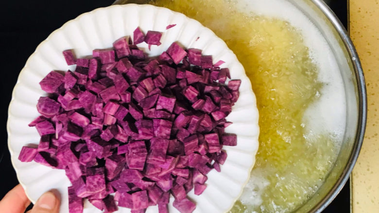 紫薯小米粥,浮沫基本都扔掉后，加入紫薯