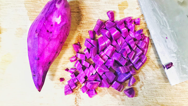 紫薯小米粥,切成小方丁