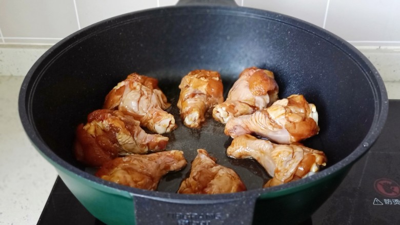 啤酒鸡翅根,锅里放食用油，油热放入鸡翅根。