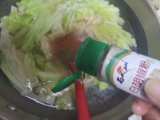 白菜粉丝汤,加入适量的白胡椒粉