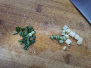 白菜粉丝汤,葱白切碎，葱叶切葱花