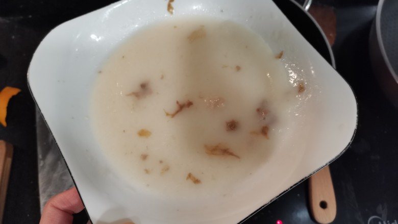 黄豆猪蹄汤,之前的猪蹄汤放入锅中，凝固的部分直接扔掉，这样不会太油腻