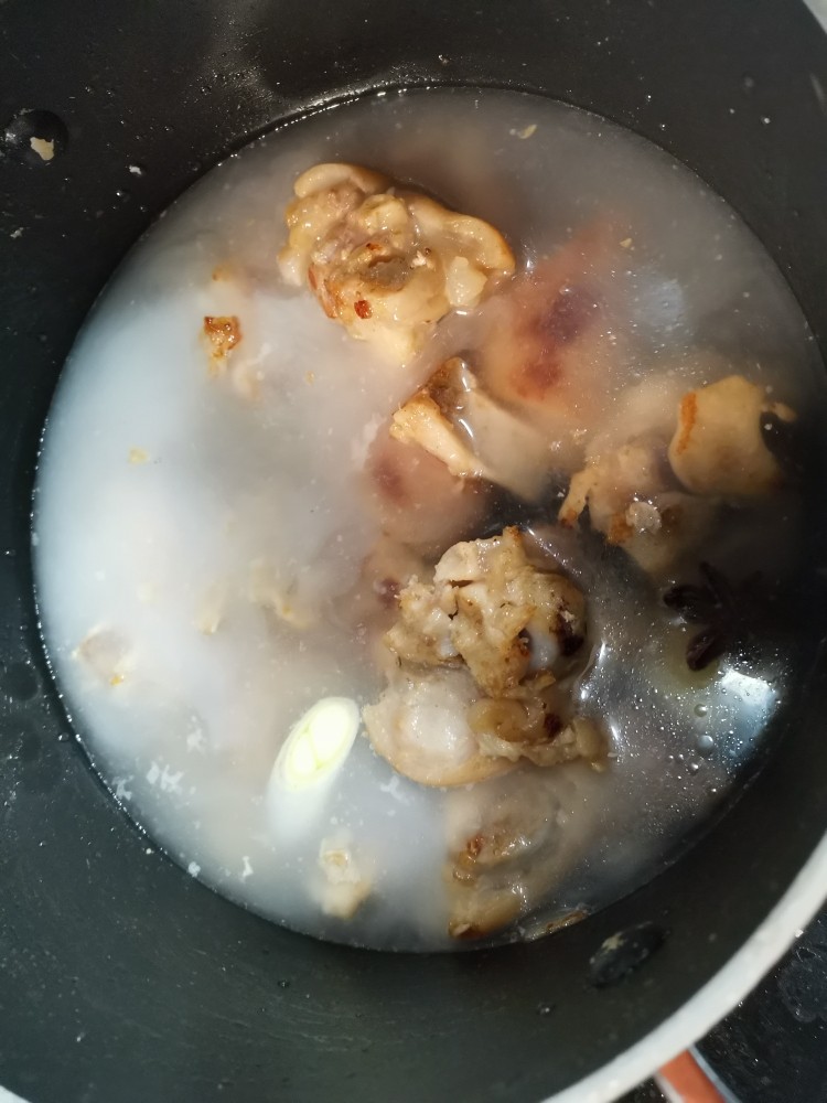 黄豆猪蹄汤,加入热水