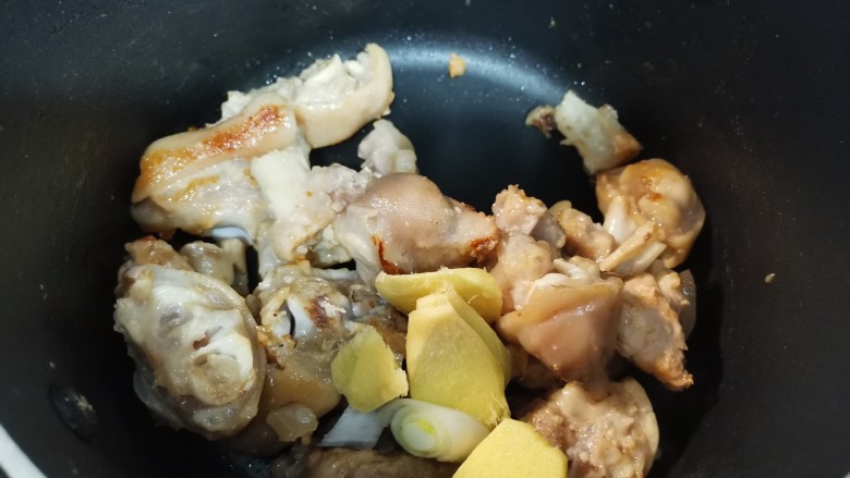 黄豆猪蹄汤,加入生姜和葱段