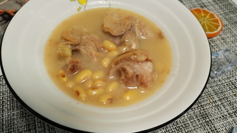黄豆猪蹄汤,浓香又不油腻的猪蹄汤就做好了