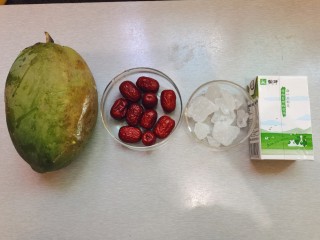 木瓜炖牛奶,食材准备好：木瓜，红枣，冰糖，纯牛奶
