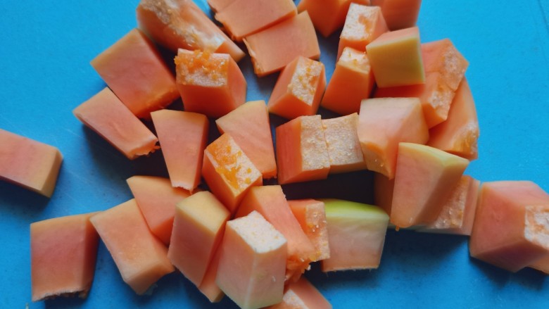 木瓜炖牛奶,切成小块