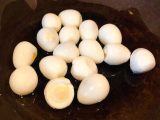 茄汁鹌鹑蛋,鹌鹑蛋煮熟去皮洗净沥干水份锅中倒入底油加热放入鹌鹑蛋中火煎起来