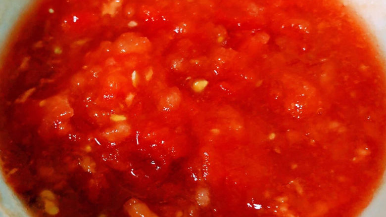 茄汁鹌鹑蛋,番茄洗净去皮剁成番茄泥