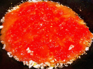 茄汁鹌鹑蛋,另起锅倒入底油放入蒜粒爆香再放入番茄泥炒匀