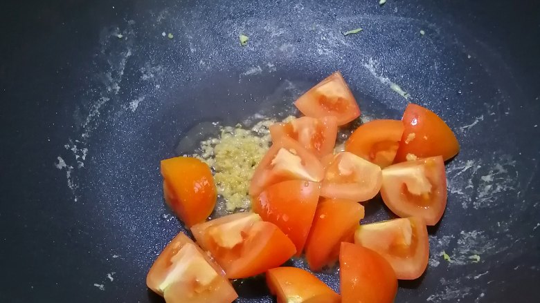 快手早餐~~番茄鸡蛋粉条,加入番茄翻炒
