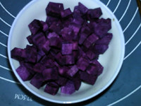 紫薯小米粥,<a style='color:red;display:inline-block;' href='/shicai/ 2643'>紫薯</a>洗净，切小丁