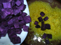 紫薯小米粥,倒入电炖锅内胆