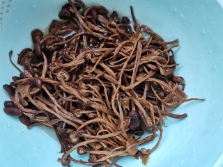 干锅茶树菇,泡好的茶树菇剪去根部，清洗干净