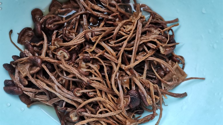 干锅茶树菇,泡好的茶树菇剪去根部，清洗干净