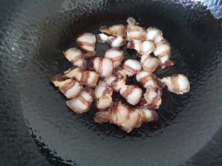 干锅茶树菇,另起锅放入五花肉煎