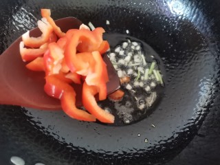 干锅茶树菇,放入红椒丝