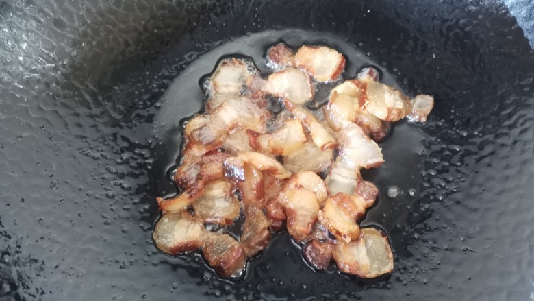 干锅茶树菇,煎至两面微焦捞出备用