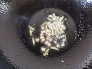 干锅茶树菇,锅留余油再倒入少许油，放入葱蒜末炒出香味