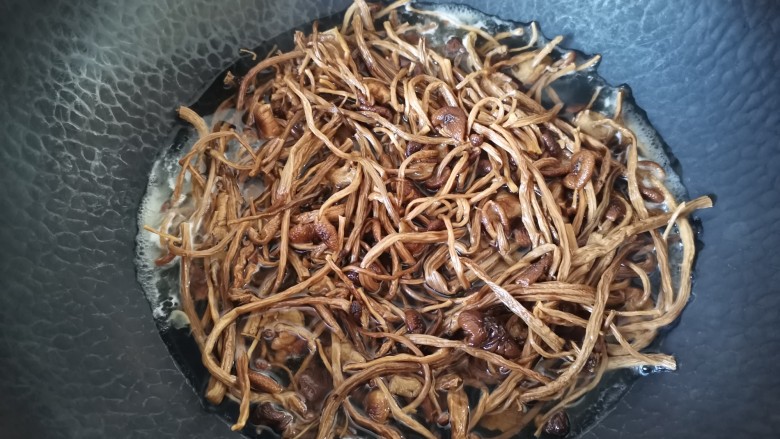 干锅茶树菇,锅里水开加入少许盐，放入茶树菇焯水两分钟捞出沥水