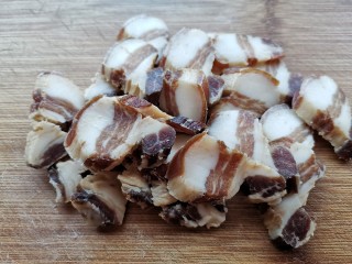干锅茶树菇,五花肉切片