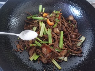 干锅茶树菇,加入白糖，味精炒匀，加入一点温水烧半分钟即可