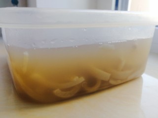 自制猪皮冻,泄压后挑出调料包，把猪皮和汤汁倒入干净盒子里密封冷藏。