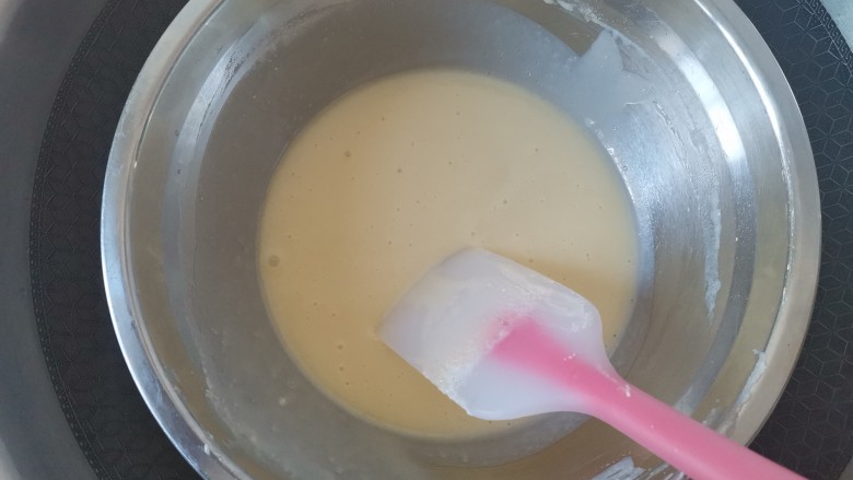牛奶棒,隔热水搅拌均匀至融化