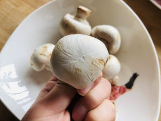 炒口蘑,撕完皮后的口蘑表面光滑白嫩。